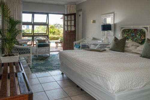 En eller flere senge i et værelse på Golf House