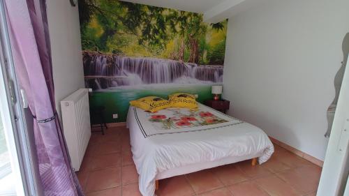 YouxにあるGite FABYPHILのベッドルーム1室(ウォーターフォール壁画付)