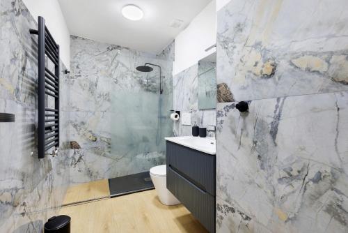 een badkamer met een wastafel en een toilet bij Casa Magenta Apartments in Valeggio sul Mincio