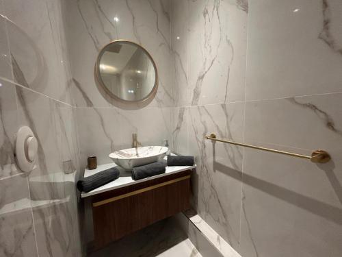 a bathroom with a sink and a mirror at Domaine de Chevillons in Chevillon-sur-Huillard