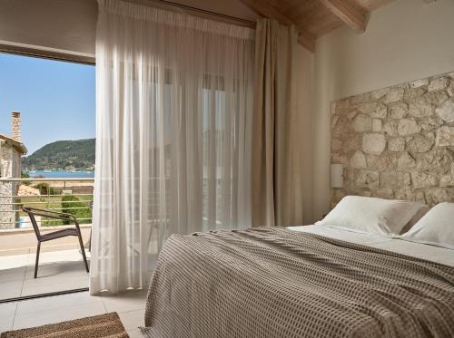 Un dormitorio con una cama y una ventana grande. en Avesta Private Villas - Niovi, en Vlikhón
