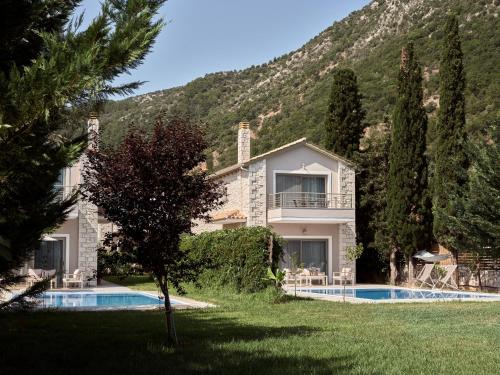 una casa con piscina frente a una montaña en Avesta Private Villas - Niovi, en Vlikhón