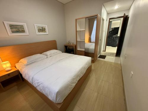 Postel nebo postele na pokoji v ubytování 1 Big House Syariah Padang