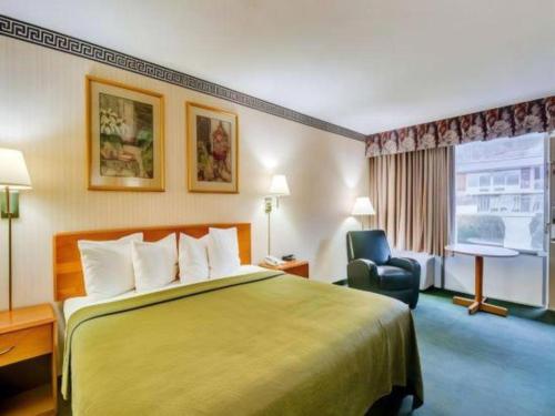 Postel nebo postele na pokoji v ubytování Dutch Inn