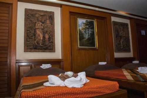 プレーにあるPhoomThai Garden Hotelのタオルが敷かれたベッドが2つある部屋