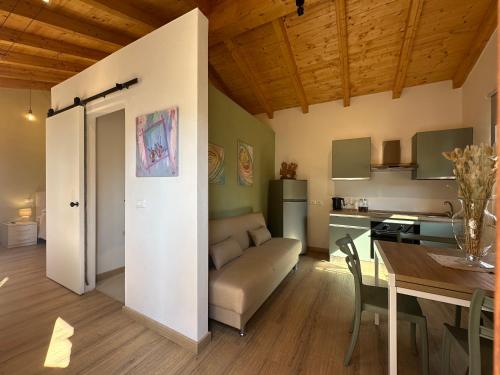 un salon avec un canapé et une table dans l'établissement L'Albero di Gamelì Apartments, à Chiusi