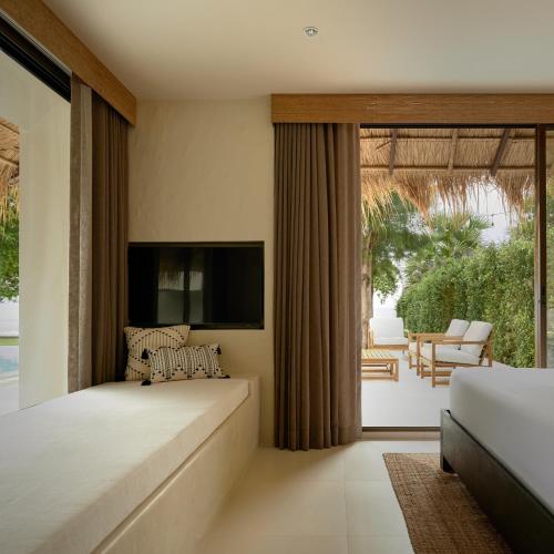 En eller flere senge i et værelse på Mola-Mola Beachfront Villa by Yudee Assets