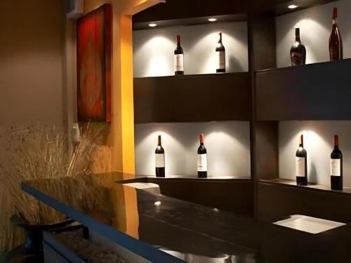 - un assortiment de bouteilles de vin dans la chambre dans l'établissement Grand Pinnacle Hotel, à Lat Krabang