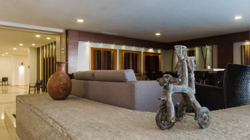 a living room with a couch and a vase on a table at Hotel Antofagasta in Antofagasta