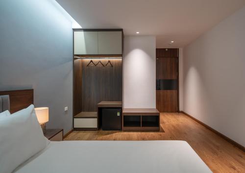 Un pat sau paturi într-o cameră la Paradise Premium Hotel Ba Dinh