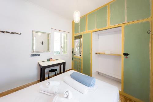 En eller flere senge i et værelse på Vintage Apt next to Acropolis