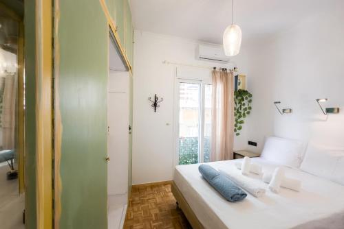 En eller flere senge i et værelse på Vintage Apt next to Acropolis