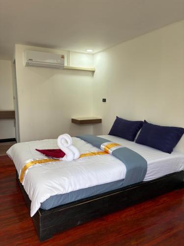 Giường trong phòng chung tại Kohmook Timberland Resort from Seaview