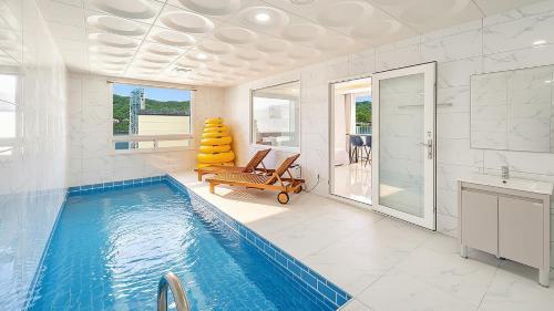 Bazén v ubytování Gapyeong Boreum-Dal Poolvilla nebo v jeho okolí