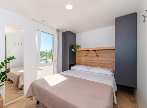 En eller flere senge i et værelse på Camping Resort Šibenik