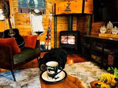 Khu vực ghế ngồi tại Authentic Log Cabin Short walk to Lake & Hideout