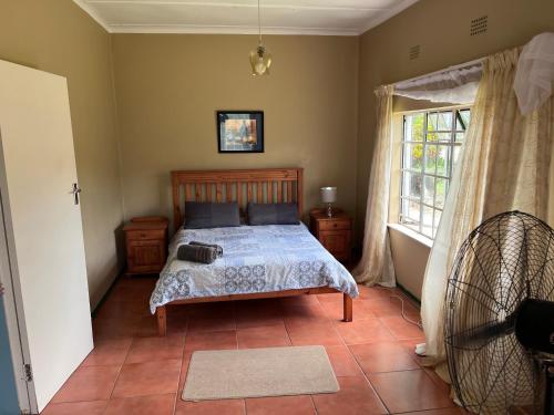 una camera da letto con un letto e una finestra di Nut Tree Nook a Hazyview