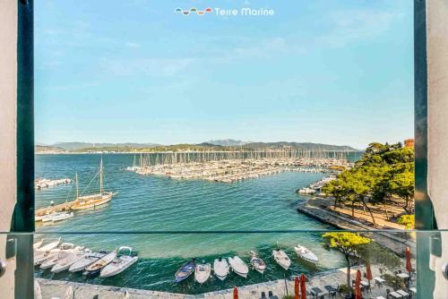 een uitzicht op een haven met boten in het water bij Casa al Quarto, Terre Marine in Fezzano