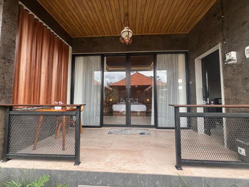 Zimmer mit Glasschiebetüren und Blick auf ein Schlafzimmer in der Unterkunft Adiuma Cottage Ubud in Ubud