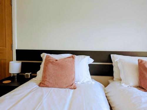 En eller flere senge i et værelse på Family Home in Tywyn - Game and Cinema Rooms