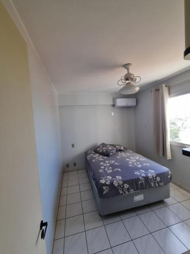 En eller flere senge i et værelse på Apartamento 1 quarto para 5 pessoas