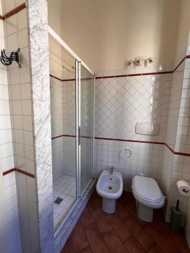 ein Badezimmer mit Dusche, Toilette und Waschbecken in der Unterkunft Il nido sul Duomo in Prato