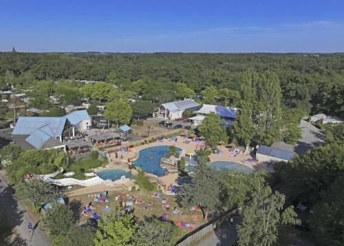 Swimmingpoolen hos eller tæt på Camping 5 étoiles - Parc aquatique - ccbedee