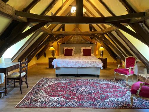 1 dormitorio con 1 cama grande en el ático en Les Rocailles, en Lamonzie-Montastruc