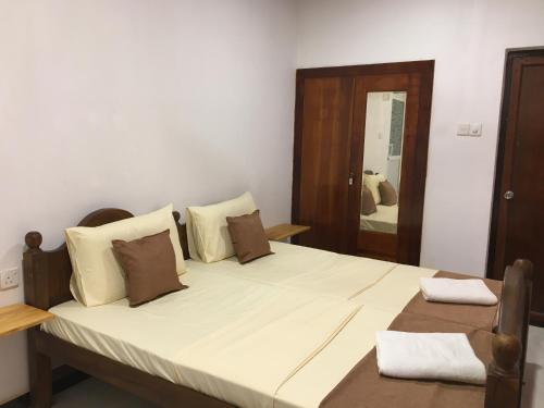 Postel nebo postele na pokoji v ubytování Sheru Guest