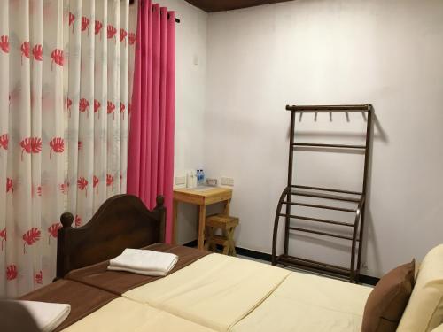 Postel nebo postele na pokoji v ubytování Sheru Guest