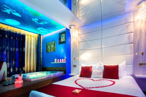 a bedroom with a bed and a bath tub at Suite Rural Carenas in Carenas