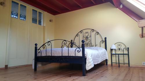 1 dormitorio con 1 cama negra en una habitación en Lant van Beloften, en Vlissingen