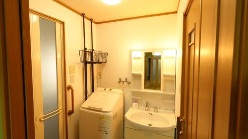 Et badeværelse på YES YES Grand Suite- 4 min Walk to subway-Spacious 2BR for 6-7 Guest