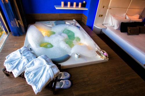 a bath tub in a room with a bed at Suite Rural Carenas in Carenas