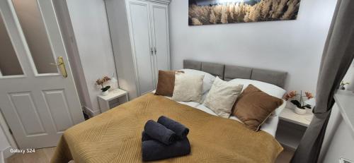 een kleine slaapkamer met een bed met blauwe handdoeken erop bij Apartament SORENTO 25 in Gorzów Wielkopolski