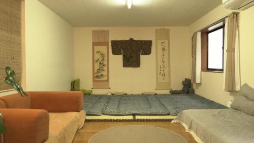 Et opholdsområde på YES YES Grand Suite- 4 min Walk to subway-Spacious 2BR for 6-7 Guest