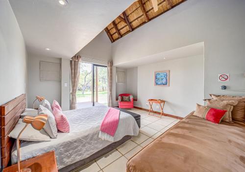 Ένα ή περισσότερα κρεβάτια σε δωμάτιο στο Bush Lodge Zebula 82 - 2 x 2B Chalets
