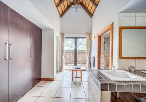 Φωτογραφία από το άλμπουμ του Bush Lodge Zebula 82 - 2 x 2B Chalets σε Warmbaths