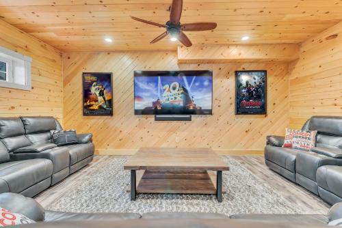 Posezení v ubytování 6 Bedrooms Hot Tub Game Room Movie Theater