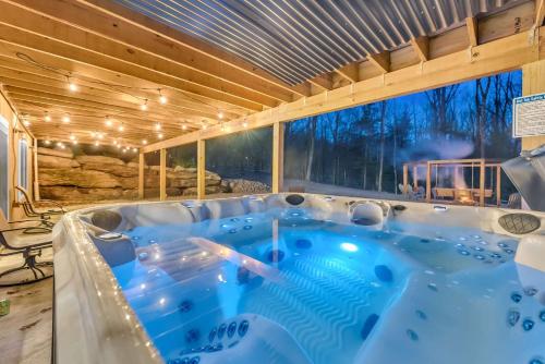 Bazén v ubytování 6 Bedrooms Hot Tub Game Room Movie Theater nebo v jeho okolí