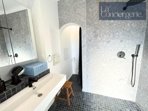 Et badeværelse på L'Auberge Maillochon- 6 personnes- 3 chambres- Poitiers Gare