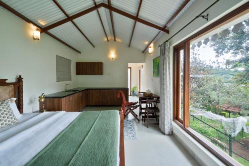 En eller flere senge i et værelse på SaffronStays Oakridge Cottage