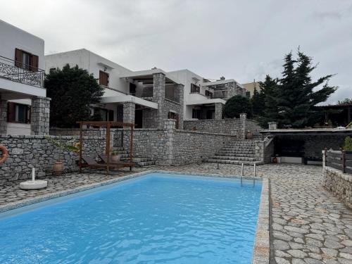 ein Swimmingpool vor einem Haus in der Unterkunft Jassemi Studio in Mavrovouni