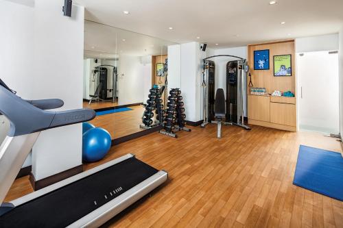 Fitness centrum a/nebo fitness zařízení v ubytování Lemon Tree Hotel, Vadodara