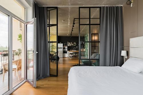 Кровать или кровати в номере City Views From a Chic Highrise Apartment in the Heart of Kyiv