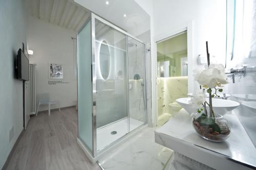 埃爾薩谷口村的住宿－懷特旅館，一间带玻璃淋浴和水槽的浴室