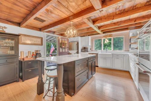 Kuchyň nebo kuchyňský kout v ubytování Historic Winery Farmhouse by Lake