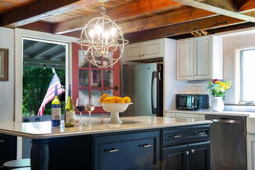 Kuchyň nebo kuchyňský kout v ubytování Historic Winery Farmhouse by Lake