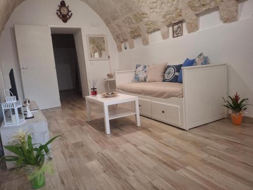 uma sala de estar com um sofá e uma mesa em Il Rifugio Del Nostromo em Mola di Bari