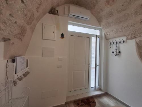 um corredor com uma porta branca e uma janela em Il Rifugio Del Nostromo em Mola di Bari